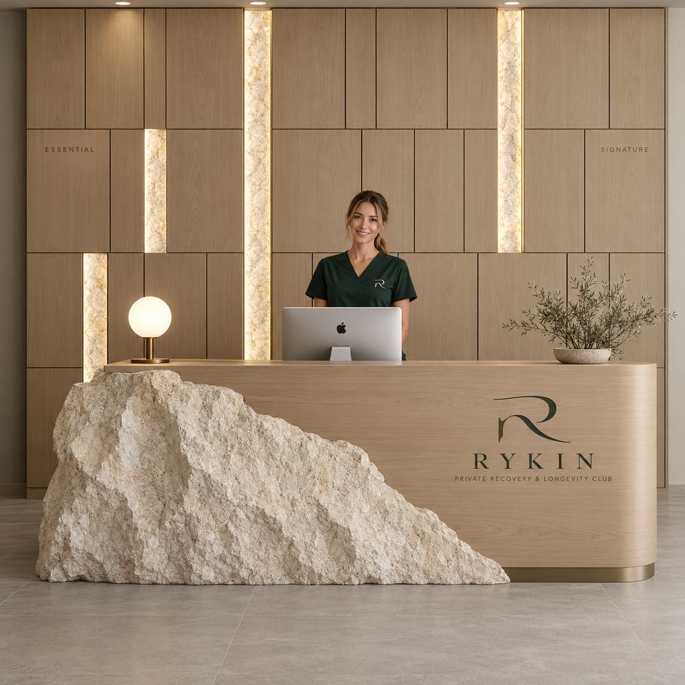 Recepcija RYKIN-a: pult od drva i sirovog kamena, zid od drvenih ploča sa svjetlosnim trakama